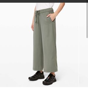Lululemon On the Fly Wide-Leg 7/8 Pant *Woven in Grey Sage